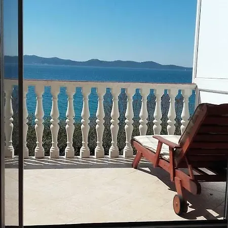 Lara * Zara